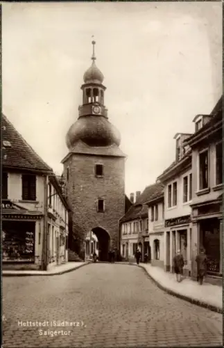 Ak Hettstedt im Südharz, Saigertor,  Stadtansicht, Gebäude mit Uhr, Schwarz-Weiß-Fotografie