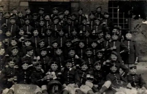 Foto Ak Kassel in Hessen, Deutsche Soldaten in Uniformen, Gruppenfoto