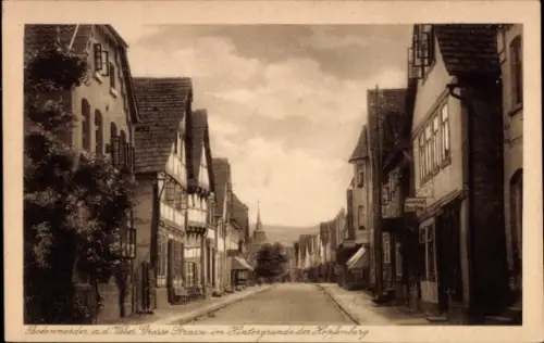 Ak Bodenwerder an der Weser,  Grosse Strasse, Häuser, Hopfenberg im Hintergrund