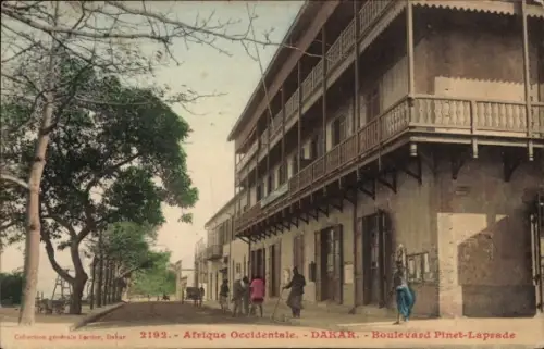 Ak Dakar Senegal, Boulevard Pinet-Laprade,  Gebäude, Menschen auf der Straße