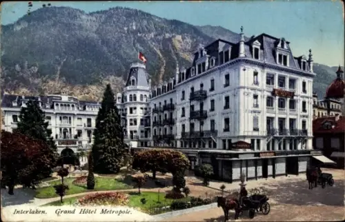Ak Interlaken Kanton Bern Schweiz, Grand Hôtel Metropole,  Berge im Hintergrund, Kutschen