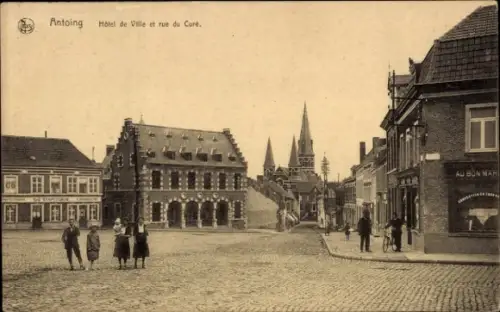 Ak Antoing Wallonien Hennegau,  Hôtel de Ville, rue du Curé, vier Personen, Gebäude
