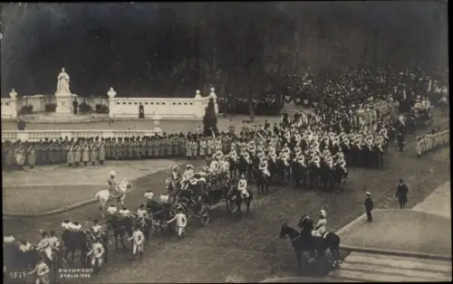 Ak Berlin Mitte, Teilansicht der Parade, Denkmal, Kutsche