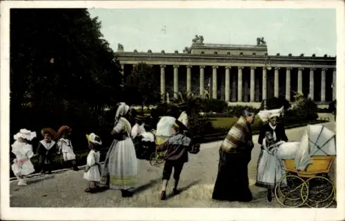 Ak Berlin Mitte, Lustgarten, Altes Museum, Passanten, Kinderwagen