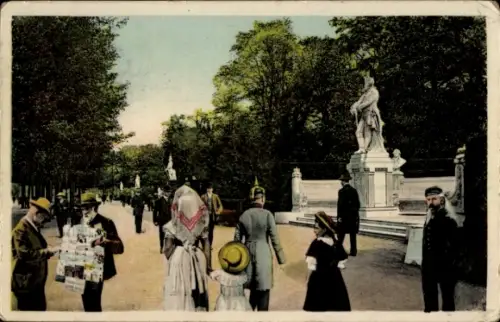 Ak Berlin, Denkmal, Spaziergänger, Händler