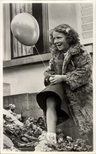 Foto Ak Ihre Königliche Hoheit Prinzessin Irene hatte viel Spaß bei der Ballonjagd