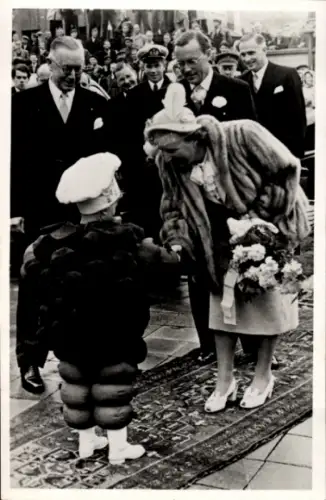Ak Königin Juliana der Niederlande, Prinz Bernhard, Begrüßung, Kind, Blumenstrauß