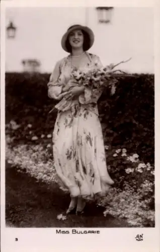 Foto Ak Miss Bulgarien, Portrait im Blumenkleid