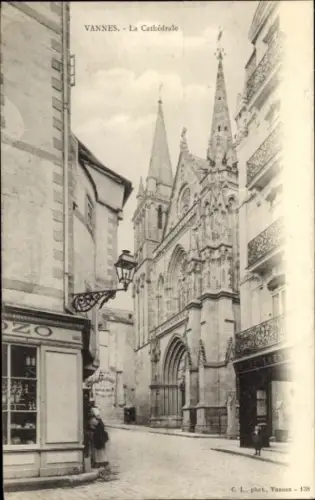Ak Vannes Morbihan, La Cathédrale, charmante Straße,  Architektur