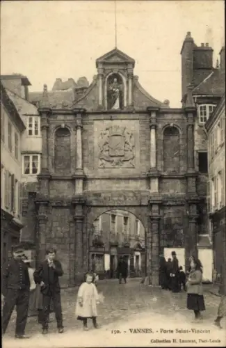 Ak Vannes Morbihan, Porte Saint-Vincent,  Architektur, Fußgänger, Statue