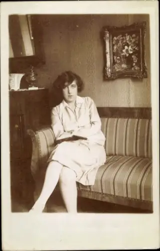 Foto Ak Frau-Porträt, Rock, Bluse, Frisur