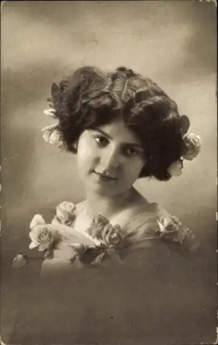 Foto Ak Frau-Porträt, Frisur, Blumen