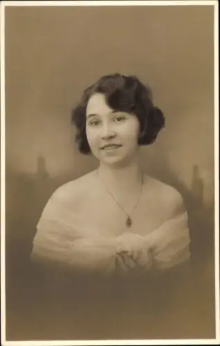 Foto Ak Frau-Porträt, Kleid, Schmuck, Frisur
