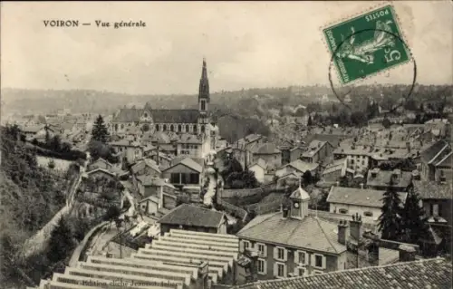 Ak Voiron Isère, Vogelperspektive auf  Kirche im Hintergrund, alte Häuser, 