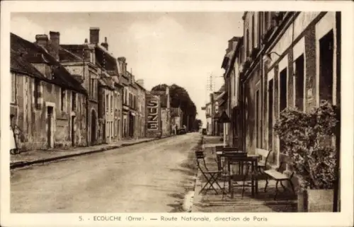 Ak Écouché Orne, Verschiedene Gebäude, leere Straße, Möbel auf dem Bürgersteig