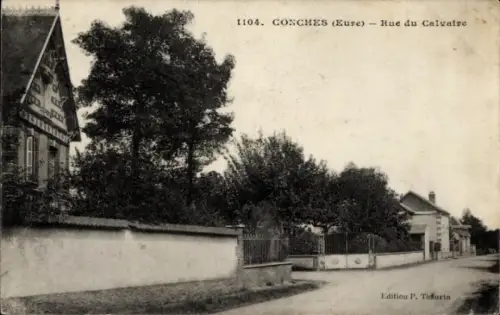 Ak Conches en Ouche Eure, Straße mit Bäumen, Häuschen,  Architektur