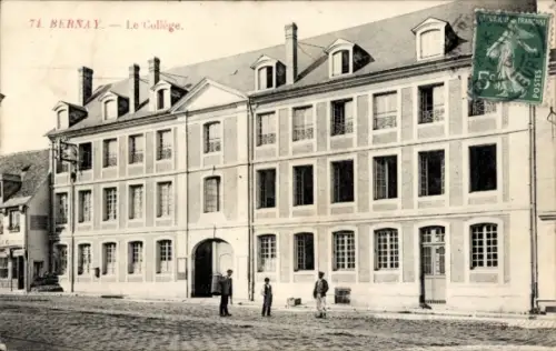 Ak Bernay Eure, Le Collège,  Architektur, Straßenansicht, Menschen, Poststempel