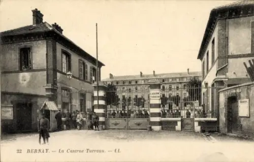 Ak Bernay Eure, La Caserne Turreau, Gebäudestruktur, Menschenmenge, n Stil