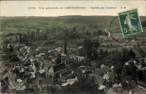 Ak Chevreuse Yvelines, Luftaufnahme von  Vallée de Choisel, Kirche, Wohnhäuser, grüne Landschaft