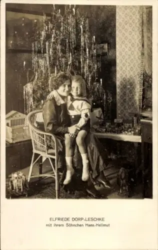 Ak Opernsängerin Elfriede Dorp-Leschke mit ihrem Sohn Hans-Hellmut vor dem Weihnachtsbaum