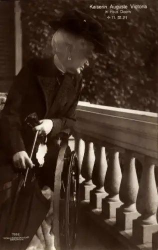 Ak Kaiserin Auguste Viktoria, Exil im Haus Doorn, Rollstuhl, Liersch 7952