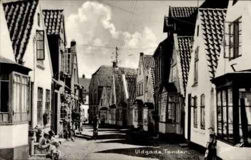 Ak Tonder Dänemark, Straße mit charmanten Häusern, gepflasterter Weg, Wolken am Himmel