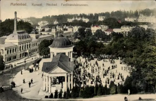 Ak Mariánské Lázně Marienbad Region Karlsbad, Landschaft mit Kurhaus, Ferdinandsbrunnen, Besucher