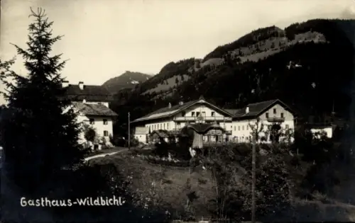 Ak Wildbichl Tirol, Gasthaus- Gebirgslandschaft,  Architektur