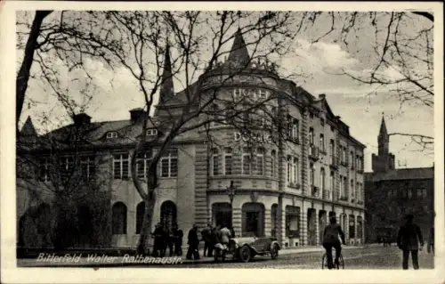 Ak Bitterfeld in Sachsen Anhalt, Hotel,  Rathenaustr, Menschen, Auto