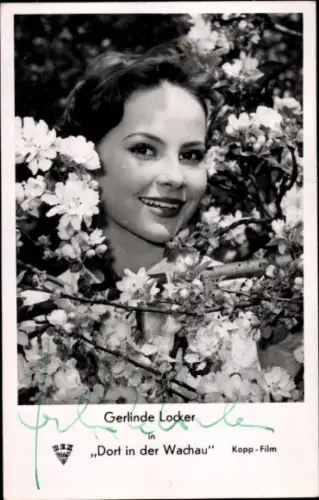 Ak Schauspielerin Gerlinde Locker, Portrait, Autogramm, Film Dorf in der Wachau, Blumen