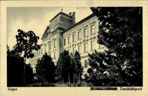 Ak Pápa Poppa Ungarn, Historisches Gebäude, Bäume, Schwarz-Weiß-Fotografie