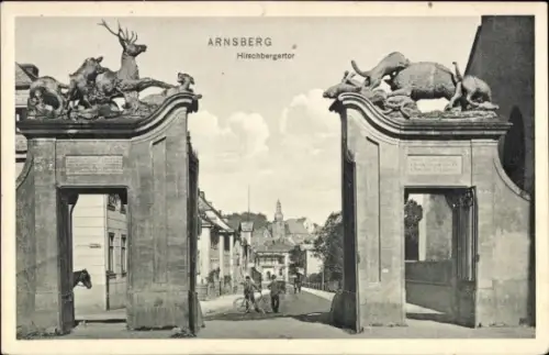 Ak Arnsberg im Sauerland Westfalen, Hirschbergertor, Stadtansicht, Tierfiguren, Straße, Gebäude