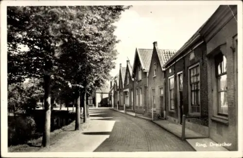 Ak Dreischor Zeeland, Ring,  Straße mit Häusern, Bäume, gepflasterter Weg