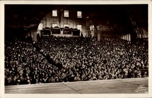 Ak Oberammergau in Oberbayern, Festspielbesucher während der Aufführung