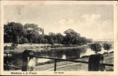 Ak Nienburg an der Weser, Flusslandschaft, Bäume, Kirche, Brücke, ruhige Szenerie