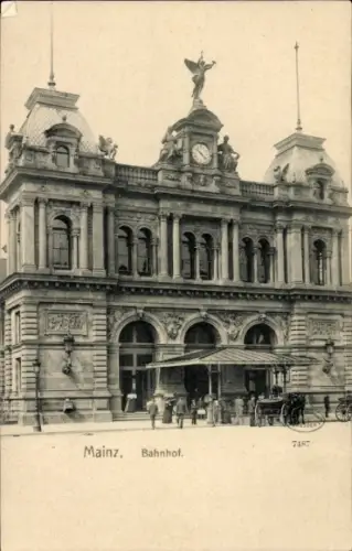 Ak Mainz am Rhein, Bahnhof   Architektur, Uhr, Statue, Pferdewagen