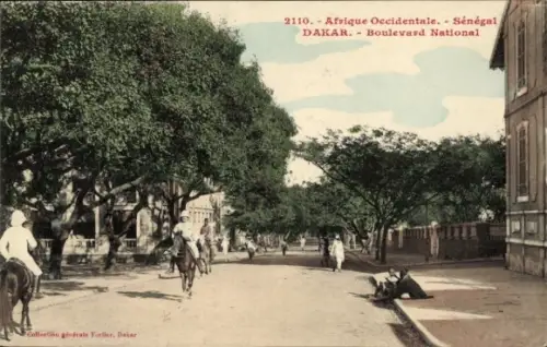 Ak Dakar Senegal, Boulevard National, Bäume, Reiter, Menschen auf der Straße
