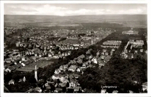 Ak Ludwigsburg in Württemberg, Luftaufnahme von  weitläufige Stadtansicht, Häuser und Bäume