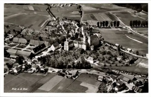 Ak Rot an der Rot in Württemberg, Luftaufnahme von Rot, Landschaft, Gebäude, Felder, Straßen