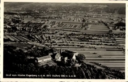 Ak Engelberg Kanton Obwalden Schweiz, Luftaufnahme des Klosters  Landschaft mit Feldern und Wiese