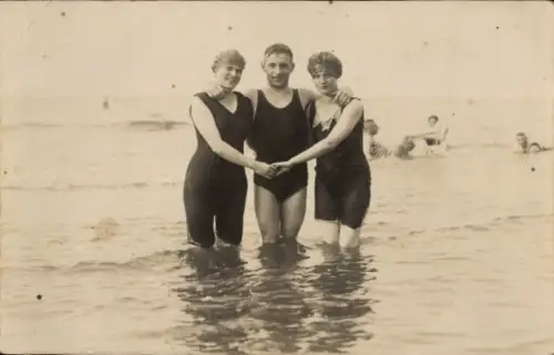 Foto Ak Badegäste an Strand, Bademode