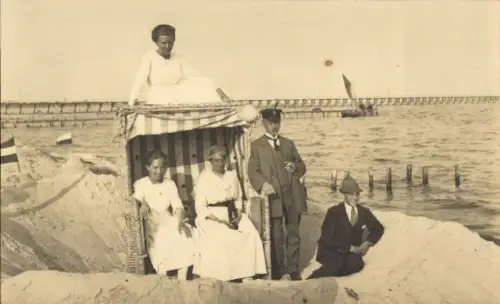 Foto Ak Badegäste an Strand, Gruppenbild