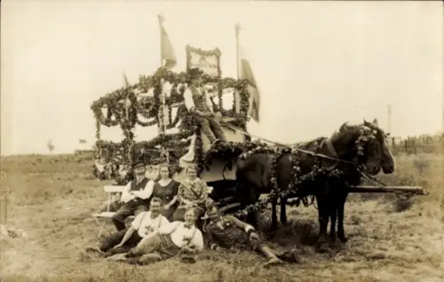 Foto Ak Hamburg, Geschmückter Festwagen, Fuhrwerk, Gruppenbild