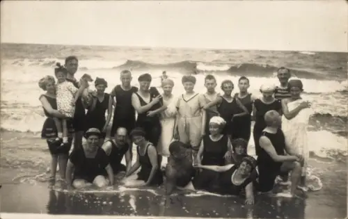 Foto Ak Badegäste am Strand, Gruppenbild, Bademode