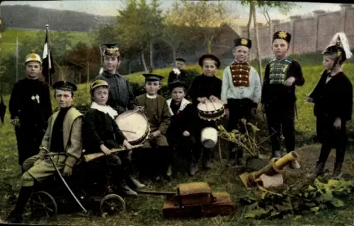 Ak Jungen in Uniformen, Fahne, Pickelhaube, Trommel, Gewehr