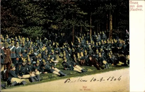 Ak Soldaten in Uniformen bei einer Rast im Wald