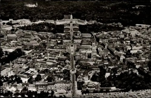 Ak Karlsruhe in Baden, Luftaufnahme von  viele Gebäude, Stadtzentrum, Schloss
