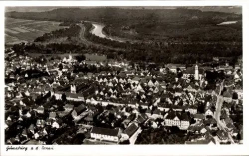 Ak Günzburg an der Donau Schwaben, Luftaufnahme von Günzburg, Donauufer, viele Dächer