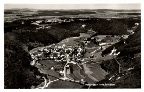 Ak Hettingen in Hohenzollern, Luftaufnahme des Dorfes, umgebende Natur, Schwarz-Weiß-Fotografie