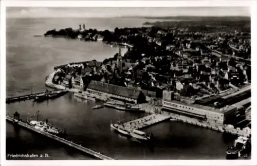 Ak Friedrichshafen am Bodensee, Luftaufnahme von  Bodensee, Hafen, Gebäude